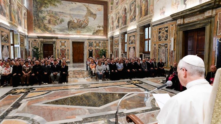 Leone XIV mentre rivolge il suo saluto ai pellegrini russi