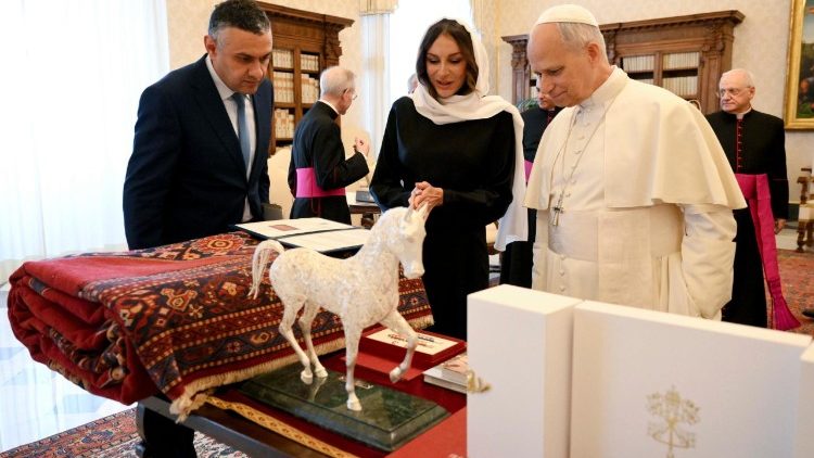 Troca de presentes entre o Papa Leão XIV e a Sra. Mehriban Aliyeva, primeira vice-presidente do Azerbaijão (Vatican Media)