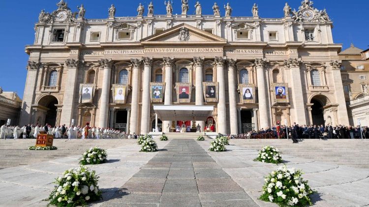 Kanonizace na Svatopetrském náměstí v neděli 19. října 