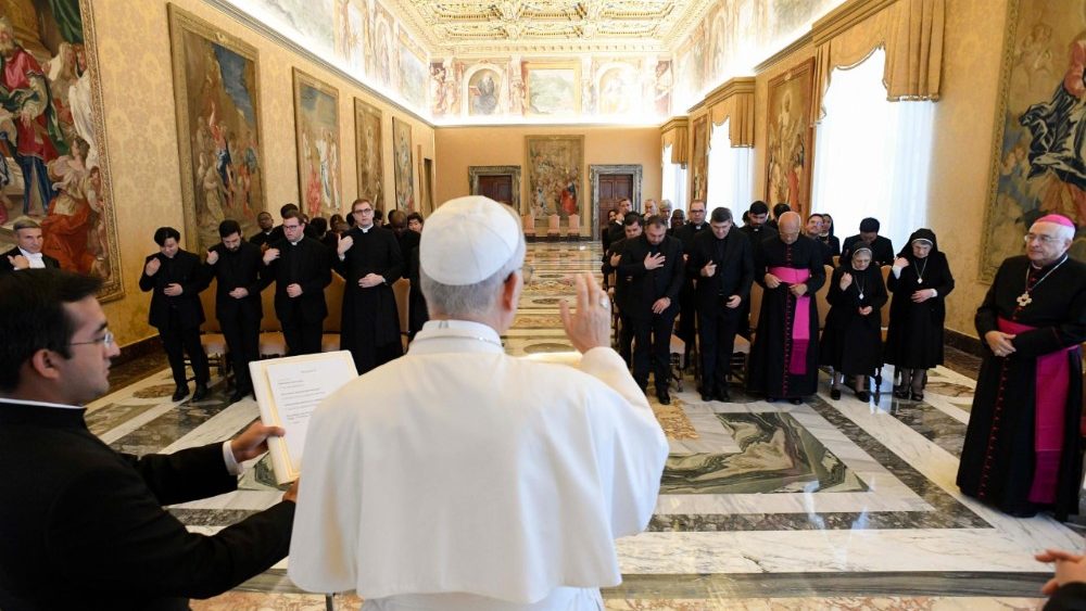 La bendición del Papa a la comunidad del Colegio Pontificio Portugués de Roma 