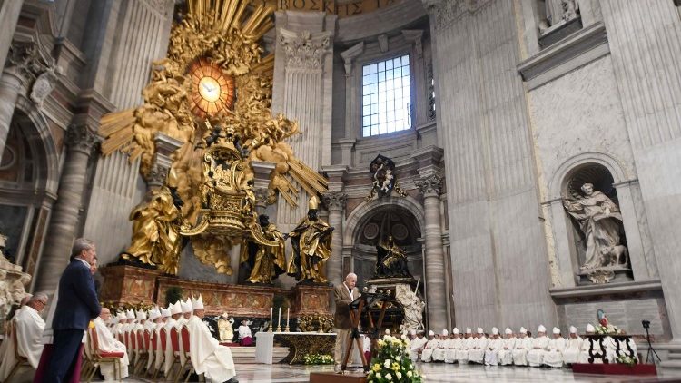 Msza św. dziękczynna była sprawowana przy ołtarzu Katedry św. Piotra