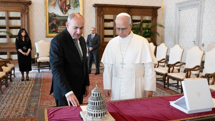 Waziri Mkuu wa Armenia wakati wa kubadilishana zawadi na Papa