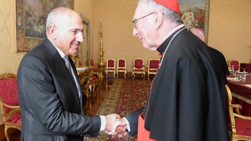 O Primeiro-Ministro armênio, Nikol Pashinyan, com o cardeal Pietro Parolin