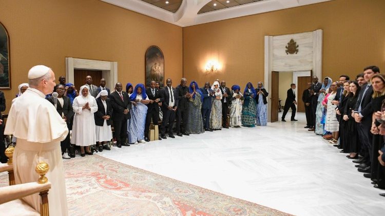 मोनसिन्योर कोर्टनी समुदाय के सदस्यों के साथ संत पापा लियो 14वें