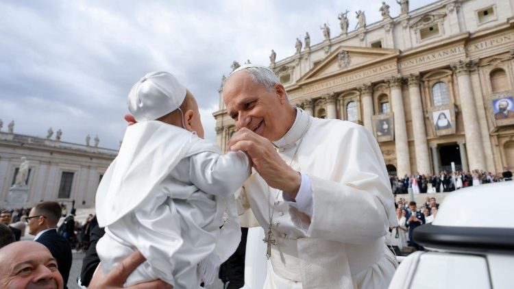 Leone XIV mentre benedice un bambino
