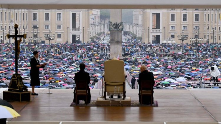 Piazza San Pietro colma di pellegrini