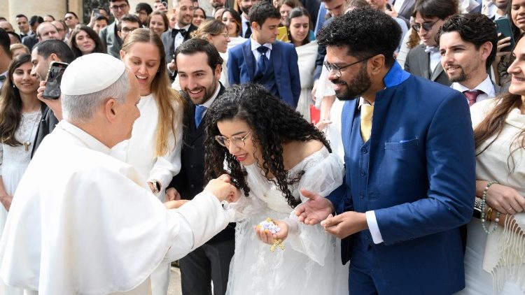 Papst Leo XIV. trifft die jungen Ehepaare bei der Generalaudienz