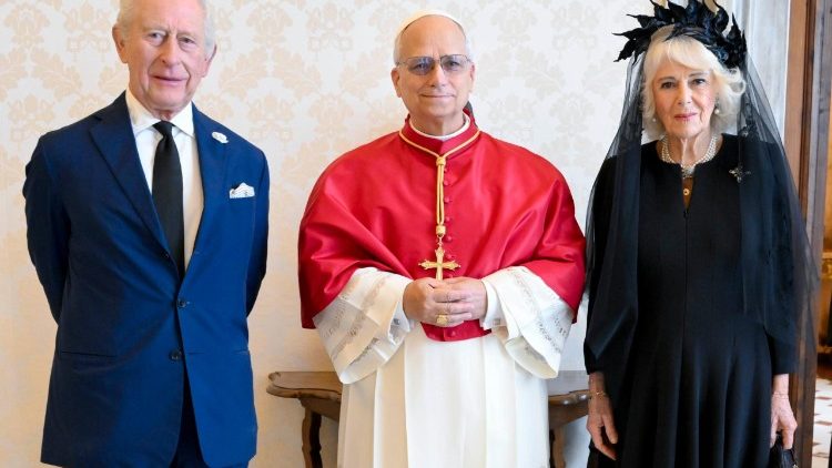 Da sinistra Carlo III, Leone XIV e Camilla