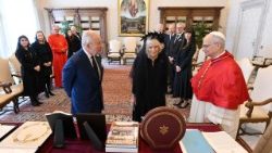 2025.10.23 Mfalme Charles III akiwa na Papa Leo XIV na Malkia Camilla wakati wa ziara yao mjini Vatican  Oktoba 2025 .