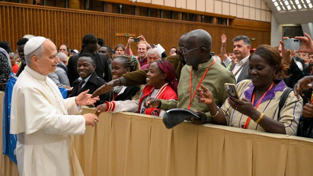 Le Pape a reçu les participants à la Rencontre mondiale des mouvements populaires, en Salle Paul VI, le 23 octobre 2025. 