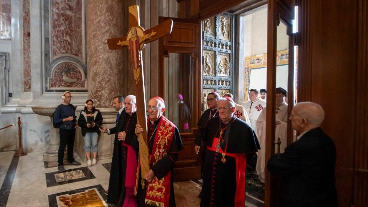 Passage de la porte sainte à Saint-Pierre par les membres de l'ordre du Saint-Sépulcre. 