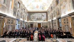 Foto de grupo del Papa León XIV con los profesores y estudiantes del Pontificio Instituto Teológico Juan Pablo II para las Ciencias del Matrimonio y de la Familia.