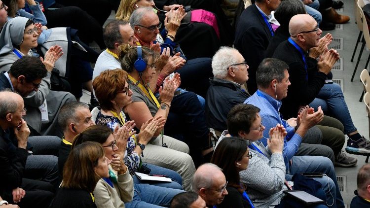 L'applauso dei partecipanti al Giubileo delle equipe sinodali