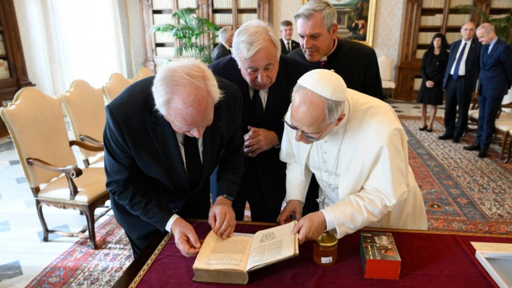 La Leon al XIV-lea, președintele Senatului Franței, Gérard Larcher. 