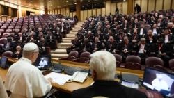 Léon XIV s'adresse aux supérieurs majeurs de la Compagnie de Jésus, vendredi 24 octobre 2025.