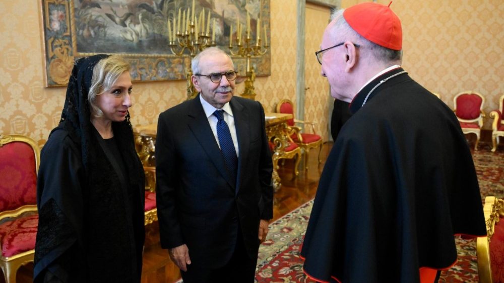 Kardinál státní sekretář Parolin s libanonským premiérem Nawafem Abdalláhem Salimem Salamem a jeho chotí