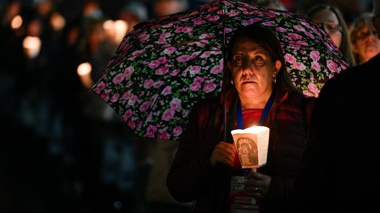 Fieles en oración durante la vigilia mariana presidida por el Cardenal Mario Grech, sábado 25 de octubre de 2025.