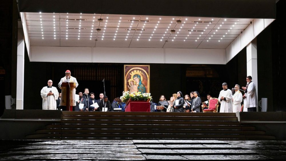 Vigilia mariana de oración presidida por el Cardenal Mario Grech en la Plaza de San Pedro, sábado 25 de octubre de 2025.
