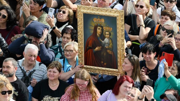 Pope Leo prays for those affected by the flooding in Mexico