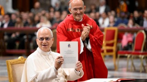 Papa Leone XIV mostra la Lettera apostolica "Disegnare nuove mappe di speranza" dopo la firma nella Basilica Vaticana. Accanto, il cardinale José Tolentino de Mendonça, prefetto del Dicastero per la cultura e l’educazione.