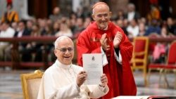 Papa Leon al XIV-lea arată Scrisoarea apostolică "A trasa noi hărți de speranță", prilejuită de împlinirea a 60 de ani de la Declarația conciliară "Gravissimum Educationis"