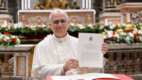 El Papa León XIV muestra la carta apostólica «Diseñar nuevos mapas de esperanza» tras su firma el 27 de octubre de 2025 en la Basílica San Pedro