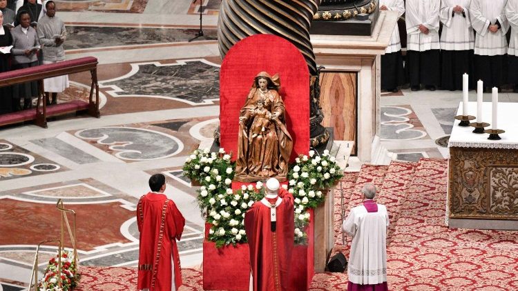 El Papa ante la Virgen de Montserrat, patrona de Cataluña, conocida como Morenita.