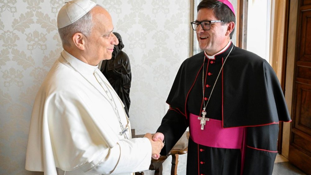 El Pontífice saluda a monseñor Cristián Castro, Secretario General de la Conferencia Episcopal de Chile.
