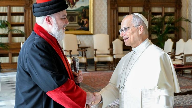 Papa Leone XIV con il patriarca Mar Awa III