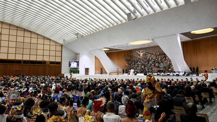 Watu wa dini mbali mbali katika ukumbi wa Paulo VI