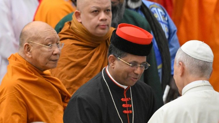 O Papa no evento "Caminhando Juntos na Esperança" para celebrar o 60º aniversário da Nostra Aetate com o Cardeal Koovakad.