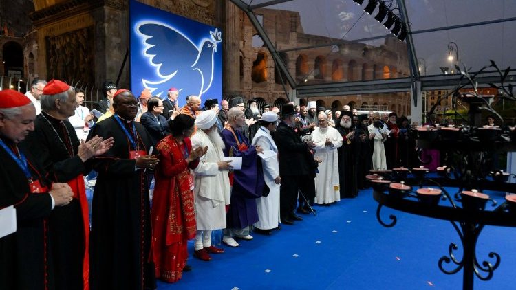 Beim Abschluss des Friedenstreffens im Kolosseum