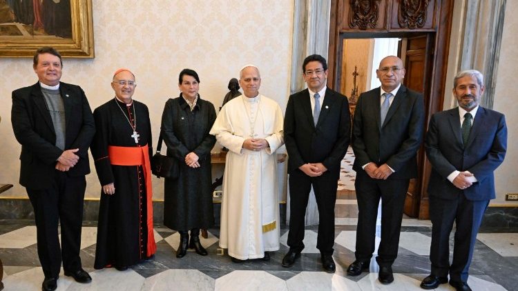 El Papa León XIV con la delegación de la Pontificia Universidad Católica del Perú    