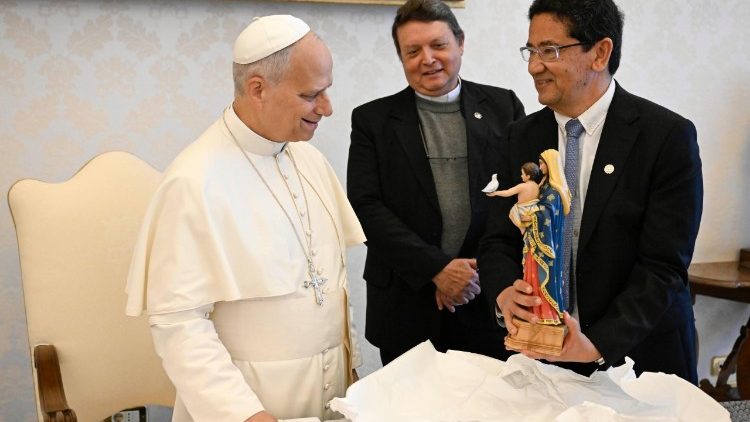El Rector de la  PUCP haciendo entrega de una imagen de la Virgen al Santo Padre  
