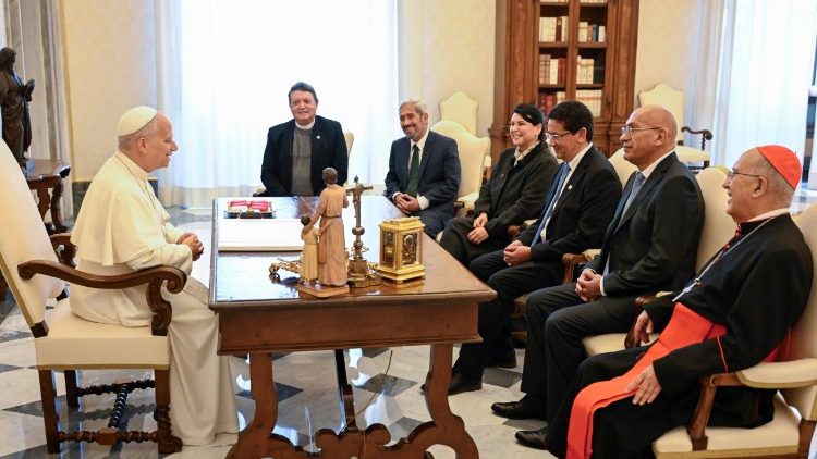 El Papa León XIV con la delegación de la Pontificia Universidad Católica del Perú    