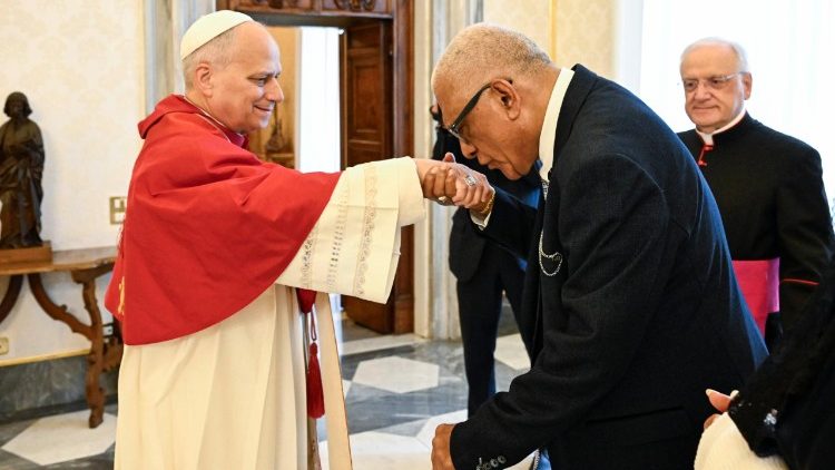 Leão XIV com o Presidente da República de Fiji, Ratu Naiqama Tawakecolati Lalabalavu