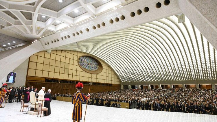 L'Aula Paolo VI gremita di giovani