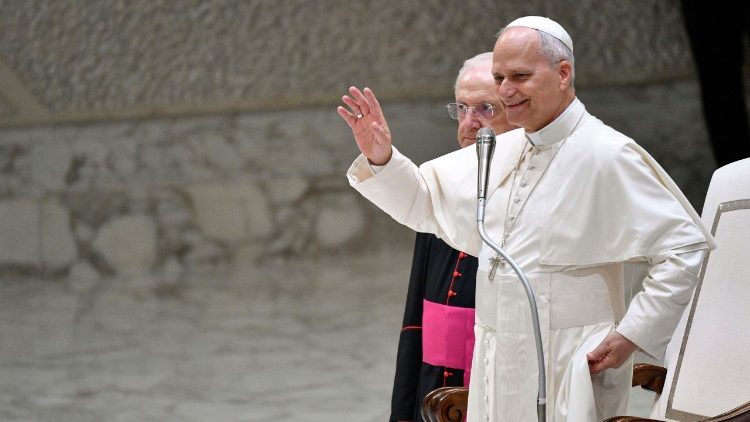 Il Papa saluta in Aula Paolo VI studentesse e studenti che hanno partecipato al Giubileo del mondo educativo