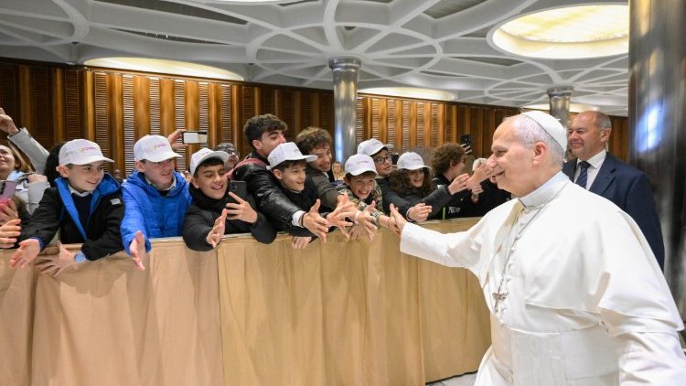 Papež přichází do auly Pavla VI.