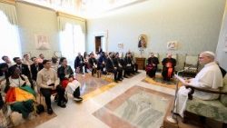 Papež hovoří k pětadvaceti mladým lidem z Mezinárodního poradního orgánu pro mládež 