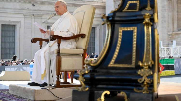 Santo Padre lendo o seu discurso aos participantes do Jubileu do Mundo Educativo