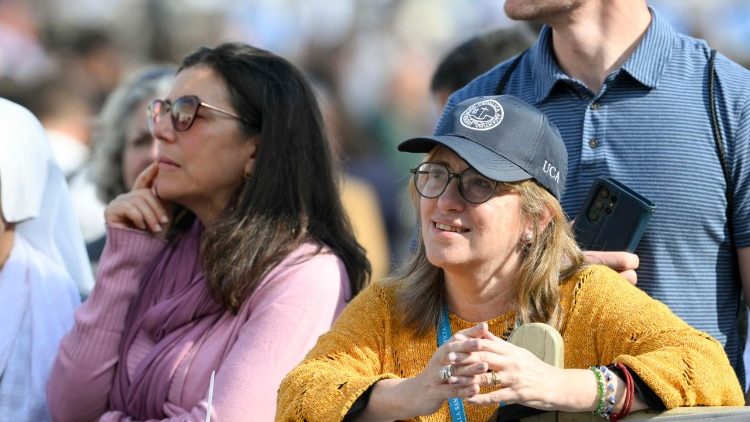 Studenti e insegnanti insieme in piazza San Pietro per ascoltare le parole del Pontefice. 