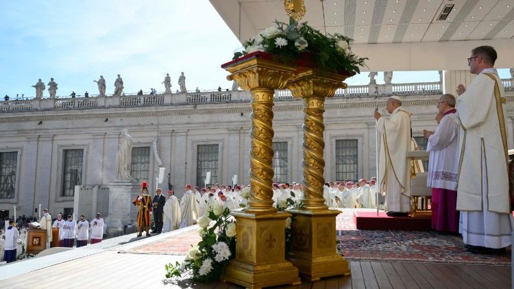 La reliquia di San John Henry Newman accanto all'altare 