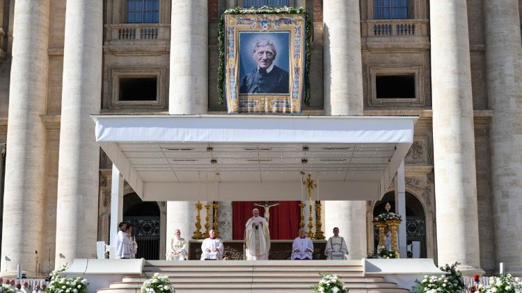 L'altare del Papa e il drappo del nuovo dottore della Chiesa
