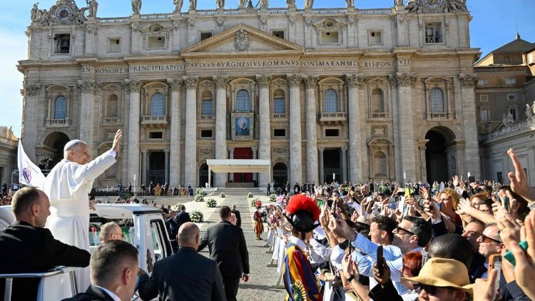 Papa Leone XIV in papamobile in Piazza San Pietro, al termine della Messa 