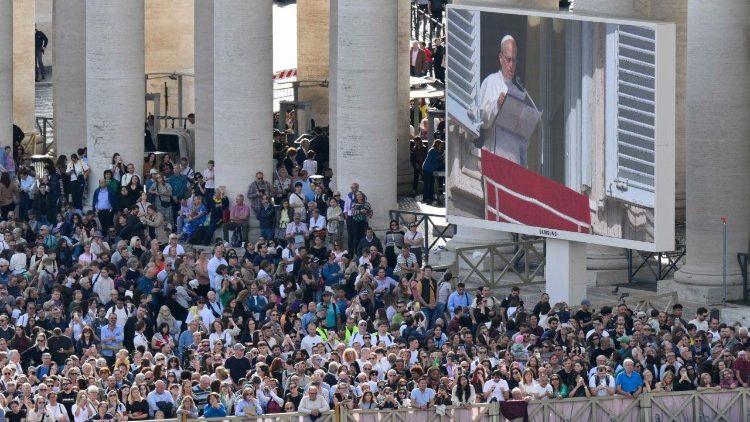 Šv. Petro aikštė sekmadienio vidudienį