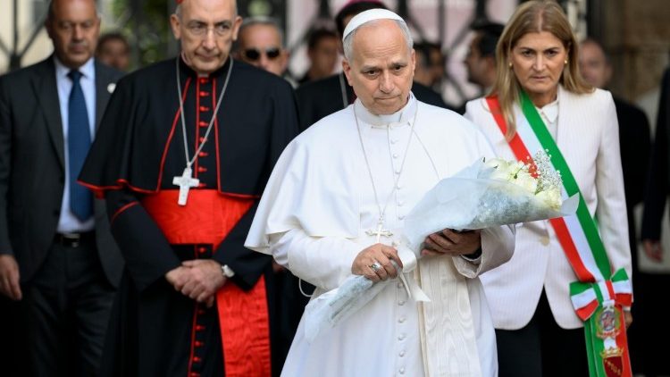 O Papa Leão XIV ao chegar no Cemitário Verano, de Roma, com as flores que depositou num túmulo em homenagem aos fiéis sepultados no local