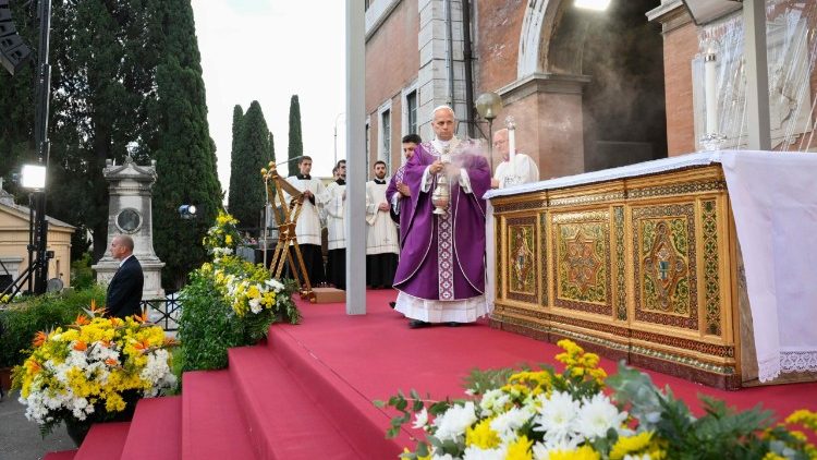 Papież podczas Mszy św. na Campo Verano