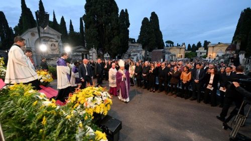 Papst bei Allerseelen-Messe: „Die Liebe besiegt den Tod“