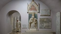 Leon XIV w grotach watykańskich, przy grobach papieży